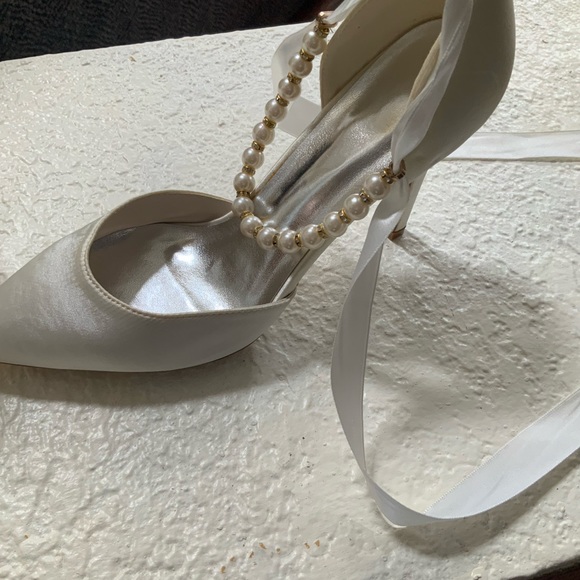 Beautiful champagne or cream color heels. - Picture 4 of 11